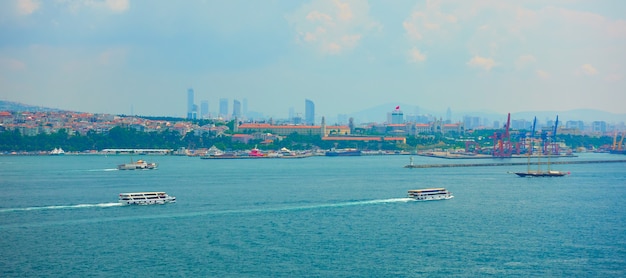 Vista panorámica del Bósforo y la costa asiática de Estambul, Turquía