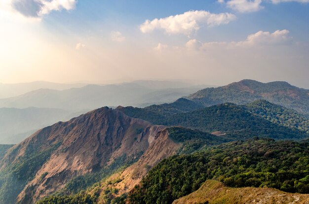 Una vista panorámica del bosque en la montaña al atardecer en la montaña Mulayit Taung