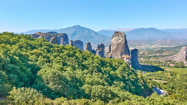 Vista panorámica del bosque y las rocas en Meteora en Grecia con el antiguo convento de Rousanou