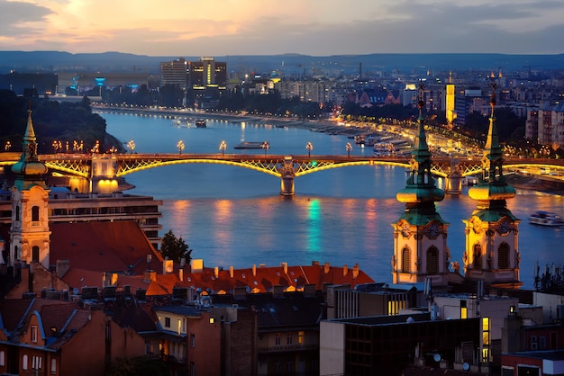 Vista panorámica de Budapest en iluminación nocturna, Hungría