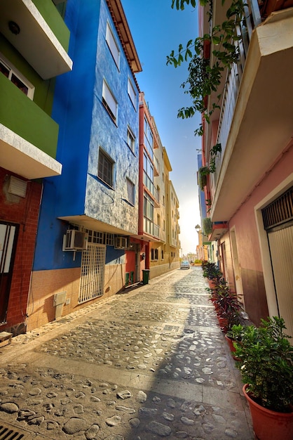 Vista panorámica de la calle de la ciudad de antiguas casas históricas y edificios residenciales tradicionales en un callejón al atardecer Turismo en el extranjero y destino de viajes al extranjero en Santa Cruz La Palma en España