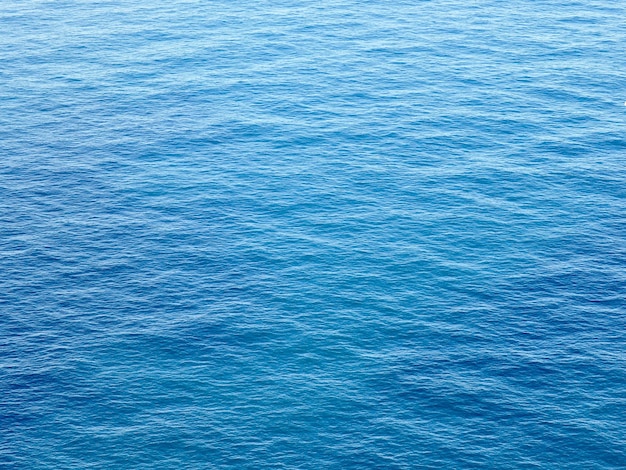 Vista panorámica de la calma del mar azul