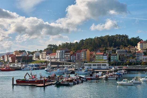 Vista panorámica de Camarinas, un pequeño pueblo de pescadores en la Costa de la Muerte en Galicia, España