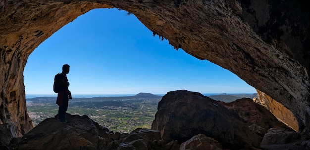 Vista panorámica de un caminante en una cueva.