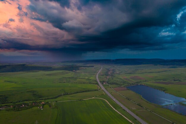 Vista panorámica de un campo agrícola contra el cielo