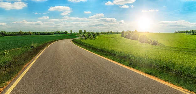 Vista panorámica de un campo agrícola contra el cielo