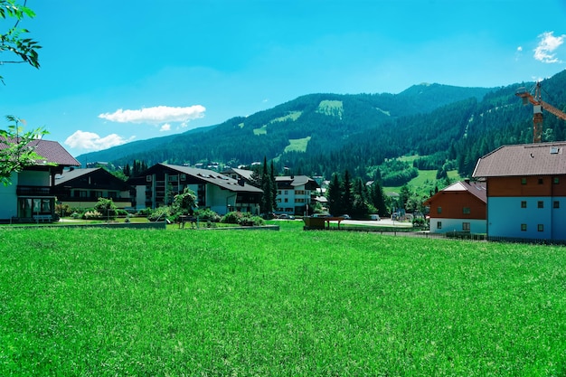 Vista panorámica del campo en Bad Kleinkirchheim, Carintia de Austria. Casas en pueblo austríaco en prados verdes en las montañas en el fondo. Paisaje al aire libre de la naturaleza. Colinas alpinas y valle.