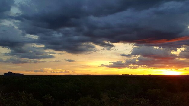 Vista panorámica del campo contra el cielo al atardecer