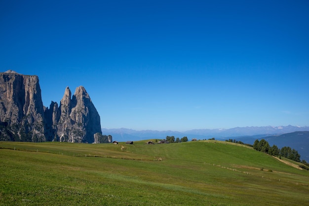 Vista panorámica del campo contra un cielo azul claro