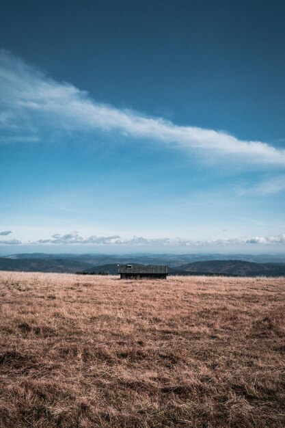 Foto vista panorámica del campo contra el cielo azul