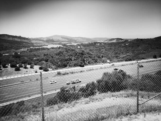 Vista panorámica del campo contra el cielo despejado