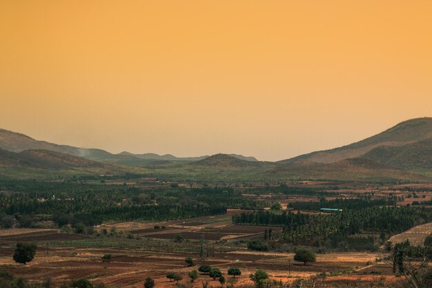 Vista panorámica del campo contra el cielo despejado