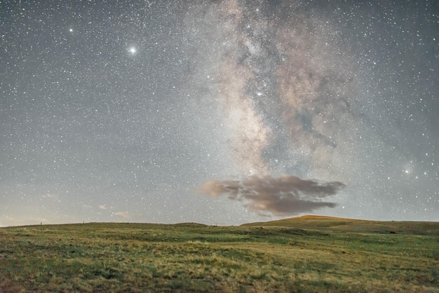 Vista panorámica del campo contra el cielo por la noche