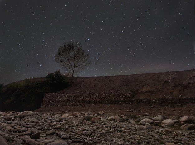 Foto vista panorámica del campo contra el cielo por la noche