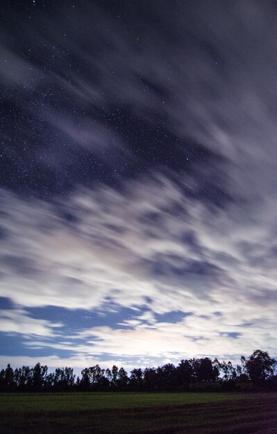 Foto vista panorámica del campo contra el cielo por la noche