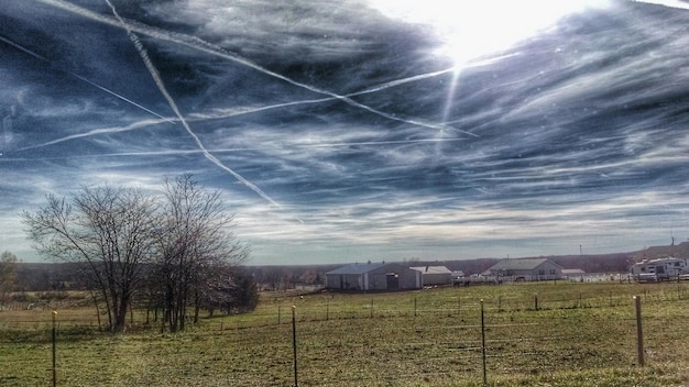 Foto vista panorámica del campo contra el cielo nublado