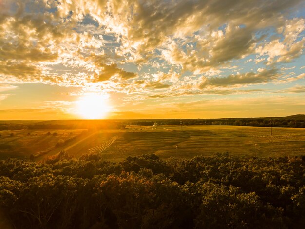 Vista panorámica del campo contra el cielo durante la puesta de sol.