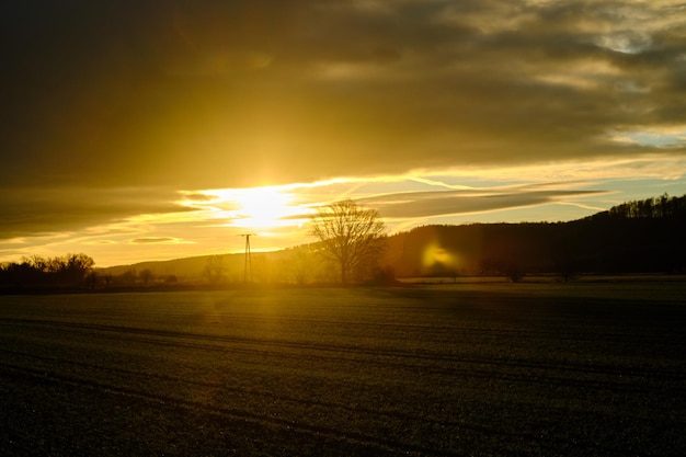 Foto vista panorámica del campo contra el cielo durante la puesta de sol
