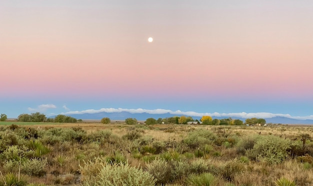 Foto vista panorámica del campo contra el cielo durante la puesta de sol