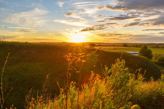 Vista panorámica del campo contra el cielo durante la puesta de sol