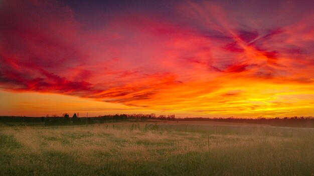 Foto vista panorámica del campo contra el cielo durante la puesta de sol