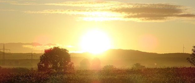 Foto vista panorámica del campo contra el cielo durante la puesta de sol