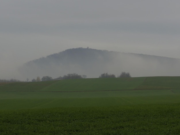 Foto vista panorámica del campo contra el cielo durante el tiempo de niebla