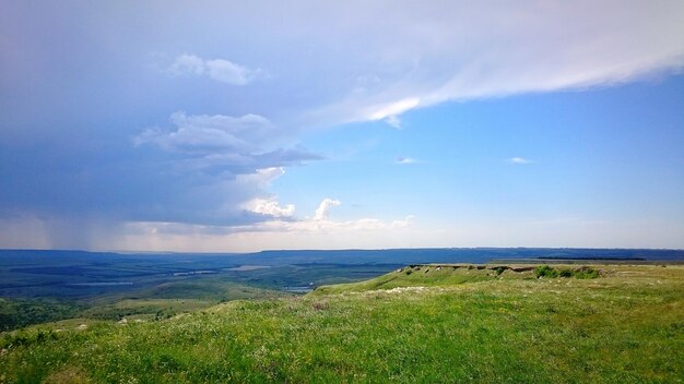 Vista panorámica del campo contra el cielo