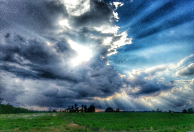 Vista panorámica de un campo cubierto de hierba contra un cielo nublado