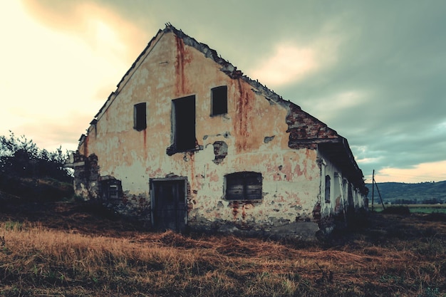 Vista panorámica de un campo cubierto de hierba contra un cielo nublado