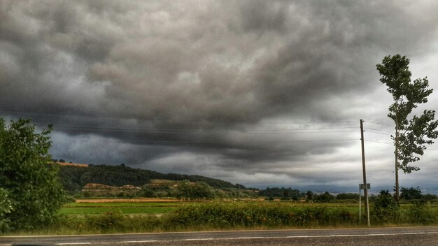 Foto vista panorámica de un campo cubierto de hierba contra un cielo nublado