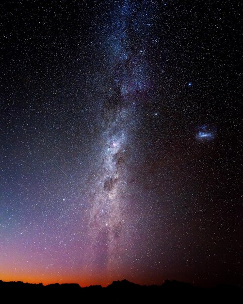 Foto vista panorámica del campo de estrellas contra el cielo por la noche