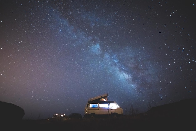 Vista panorámica del campo de estrellas contra el cielo nocturno