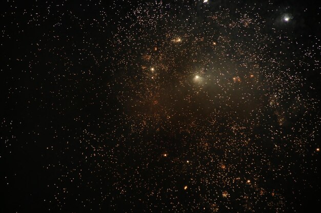 Vista panorámica del campo de estrellas iluminado por la noche