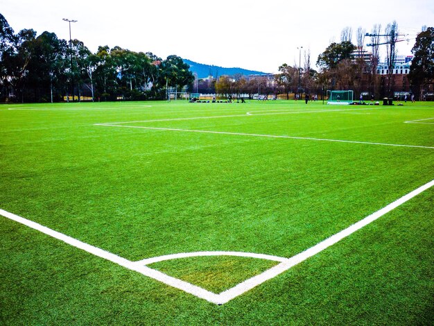 Foto vista panorámica del campo de fútbol contra el cielo