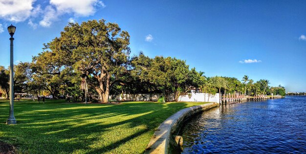 Vista panorámica del campo de golf contra el cielo