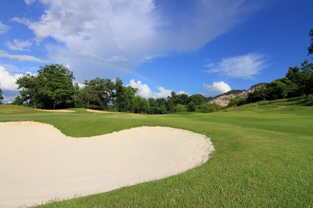 Vista panorámica del campo de golf contra el cielo