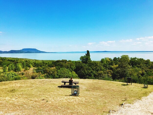 Foto vista panorámica del campo por el mar contra el cielo