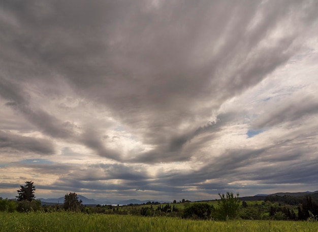 Vista panorámica del campo de montaña y el cielo con nubes en la isla de Evia Grecia