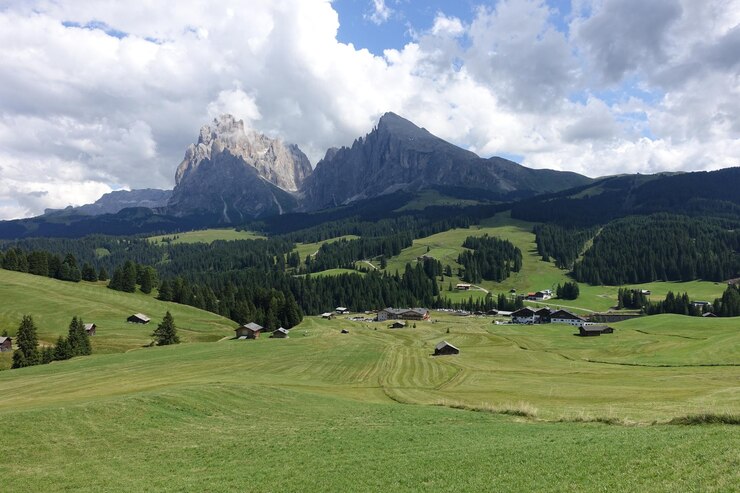 Foto vista panorámica del campo y las montañas contra el cielo