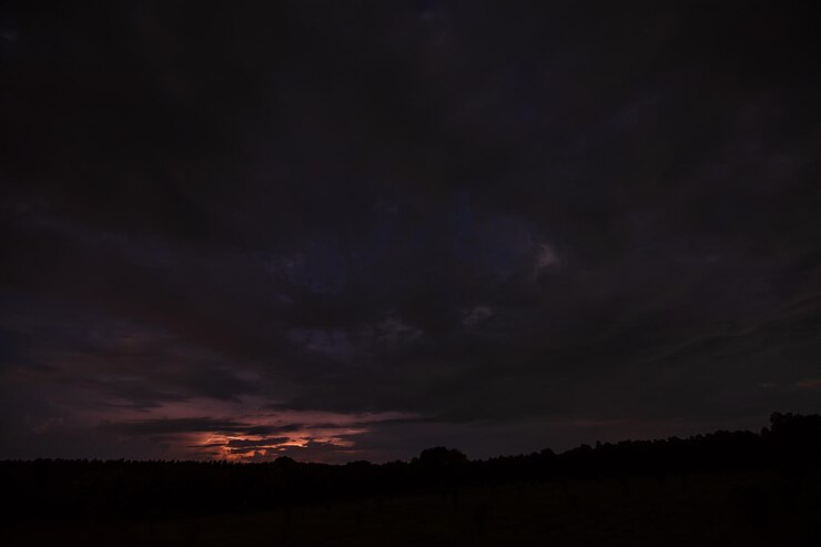 Foto vista panorámica del campo de siluetas contra el cielo al atardecer
