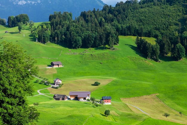 Vista panorámica del campo verde prados alpinos y montañas