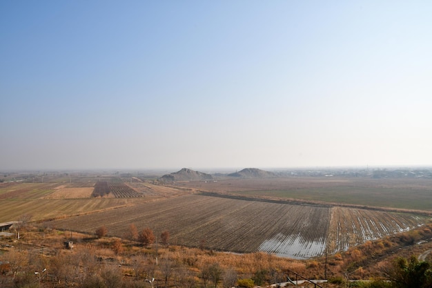 Una vista panorámica de los campos cultivados después de la lluvia. Grandes charcos de la lluvia en el campo.