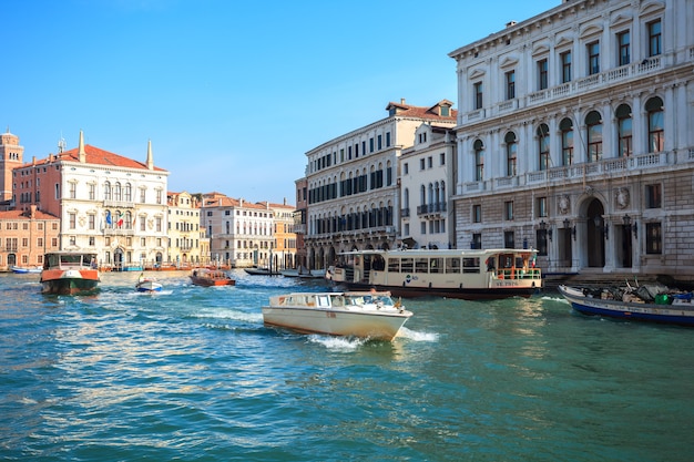 Vista panorámica del Canal Grande en Venecia, Italia