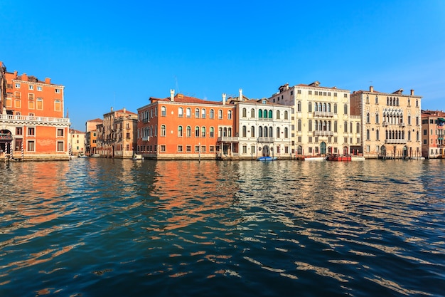 Vista panorámica del Canal Grande en Venecia, Italia