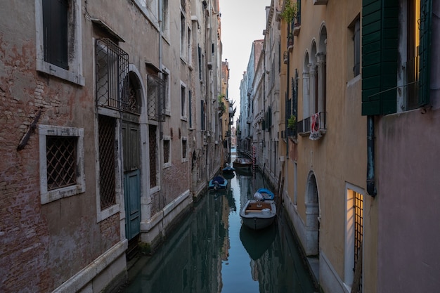 Vista panorámica del canal de Venecia con edificios históricos del puente. Paisaje del día de la tarde de verano.