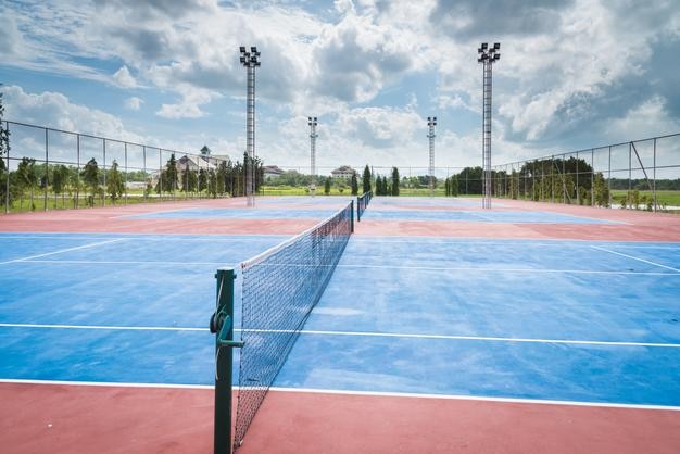 Vista panorámica de la cancha de tenis contra el cielo