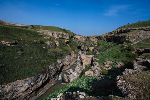 Vista panorámica del cañón del río Aksu en Kazajstán en primavera