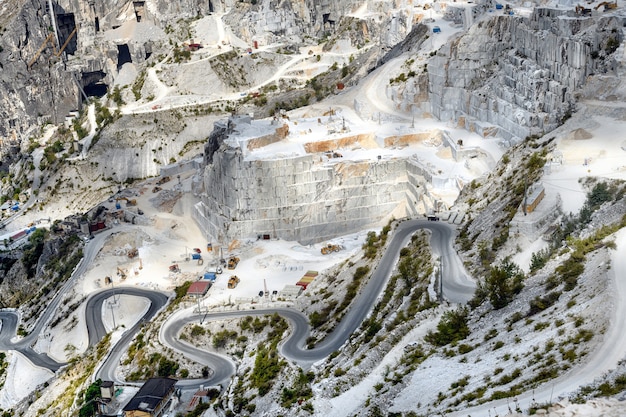 Vista panorámica de las canteras de mármol de Carrara en una montaña empinada
