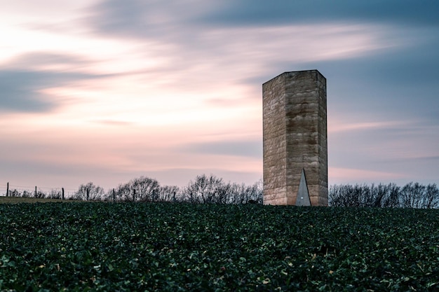 Vista panorámica de la capilla BruderKlausFeldkapelle en Mechernich Alemania durante la puesta de sol